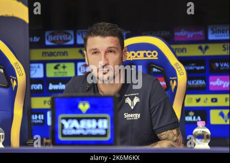 Verona, Italien. 14. Oktober 2022. Salvatore Bocchetti Cheftrainer des FC Hellas Verona bei der Präsentation des neuen Cheftrainers von Hellas Verona, Salvatore Bocchetti. Serie A Tim 2022-23 Hauptsitz von Hellas Verona, Verona, Italien, am 14. Oktober 2022. Kredit: Unabhängige Fotoagentur/Alamy Live Nachrichten Stockfoto