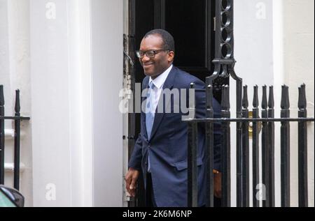 London, Großbritannien. 14. Oktober 2022. KWASI KWARTENG verlässt die Downing Street 11, nachdem er als Schatzkanzler zurückgetreten ist. Kredit: ZUMA Press, Inc./Alamy Live Nachrichten Stockfoto