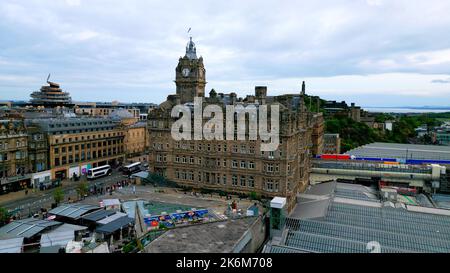 The Balmoral Hotel in the City Centre of Edinburgh - Luftaufnahme - EDINBURGH, SCHOTTLAND - 04. OKTOBER 2022 Stockfoto