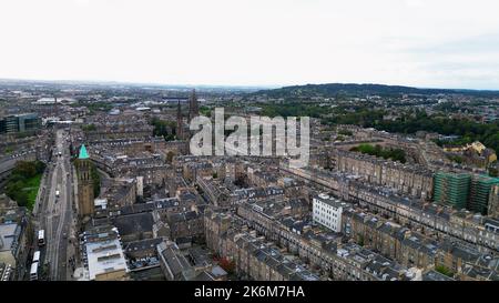 Das Stadtzentrum von Edinburgh von oben - Luftaufnahme Stockfoto
