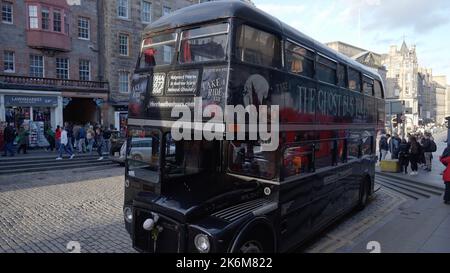Edinburgh Bus Tours im Stadtzentrum - EDINBURGH, SCHOTTLAND - 04. OKTOBER 2022 Stockfoto