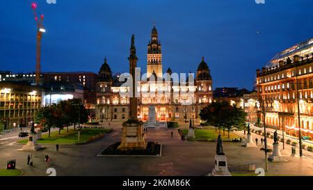 Flug über den George Square im Stadtzentrum von Glasgow bei Nacht - Luftaufnahme - EDINBURGH. SCHOTTLAND - 04. OKTOBER 2022 Stockfoto