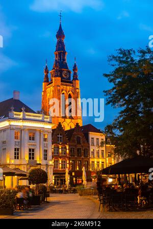 Abendlandschaft mit Blick auf die Kirche St. Martin in der Stadt Kortrijk Stockfoto