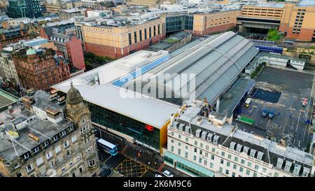 Glasgow Queens Street Station im Stadtzentrum - Luftaufnahme - GLASGOW, SCHOTTLAND - 04. OKTOBER 2022 Stockfoto