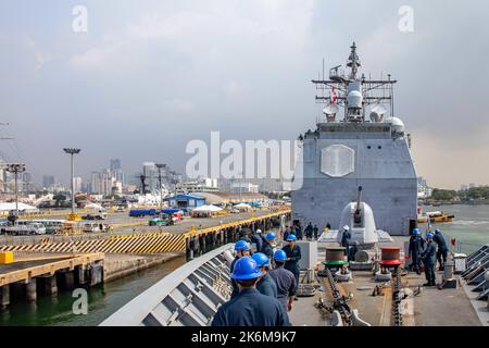 MANILLA, Philippinen (14. Oktober 2022) der Ticonderoga-Klasse Lenkflugkörper-Kreuzer USS Chancellorsville (CG 62) führt am 14. Oktober 2022 einen Hafenbesuch in Manila, Philippinen, durch. Chancellorsville wird zur Unterstützung der Sicherheit und Stabilität im Indo-Pazifik-Raum in die US-7.-Flotte eingesetzt und ist dem Kommandanten der Task Force 70 zugewiesen, einer kampfbereiten Truppe, die das kollektive maritime Interesse ihrer Verbündeten und Partner in der Region schützt und verteidigt. (USA Navy Foto von Mass Communication Specialist 2. Class Justin Stack) Stockfoto