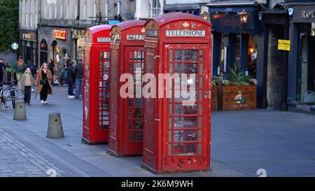 Rote Telefonzellen in der Altstadt von Edinburgh - EDINBURGH, SCHOTTLAND - 04. OKTOBER 2022 Stockfoto