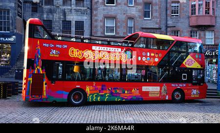 Edinburgh Bus Tours im Stadtzentrum - EDINBURGH, SCHOTTLAND - 04. OKTOBER 2022 Stockfoto