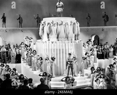 Edward Arnold (stehend in der Mitte, oben) am Set des Films, 'Roman Scandals', United Artists, 1933 Stockfoto