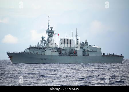 221013-N-LK647-1050 ATLANTISCHER OZEAN – Ein Blick vom Lenkraketen-Kreuzer USS Normandy (CG 60) der Ticonderoga-Klasse auf die kanadische Halifax-Klasse HMCS Fredericton (FFH-337), die an einer Bildschirmformation teilnimmt, während die Normandie im Rahmen der Gerald R. Ford Carrier Strike Group unterwegs ist, 13. Oktober 2022. Der erste Flugzeugträger seiner Klasse, USS Gerald R. Ford (CVN 78), ist auf dem ersten Einsatz und führt zusammen mit NATO-Alliierten und Partnern Schulungen und Operationen durch, um die Integration für zukünftige Einsätze zu verbessern und die USA zu demonstrieren Das Engagement der Marine für eine friedliche, stabile und konfliktfreie ATL Stockfoto