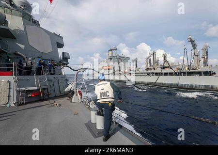 SÜDCHINESISCHES MEER (24. September 2022) der Lenkraketen-Zerstörer USS Higgins (DDG 76) der Arleigh Burke-Klasse, links, erhält während eines Wiederauffüllens auf See während Routineoperationen im Südchinesischen Meer am 24. September Treibstoff vom Nachschuböler USNS Big Horn (T-AO 198) der Henry J. Kaiser-Klasse. Higgins wird Commander, Task Force 71/Destroyer Squadron (DESRON) 15, der größten vorwärtsgerichteten DESRON der Marine und der wichtigsten Oberflächenkraft der US 7.-Flotte, zugewiesen. (USA Navy Foto von Mass Communication Specialist 1. Class Donavan K. Patubo) Stockfoto