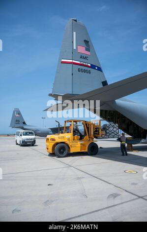 USA Air Force C-130J Super Hercules bekommt eine Palette auf sie geladen im Camp Lemonnier, Dschibuti, 5. Oktober 2022. Die C-130H Super Hercules der Expeditionary Airlift Squadron 75. wurde aufgrund einer technischen Anordnung zur Einhaltung der Zeitvorgaben, die am 27. September 2022 erteilt wurde, geerdet. Die EAS-Mission von 75. als einziges Airlift Squadron in Afrika wurde nicht gestoppt. Andere C-130J und H Modell Super Hercules sind gekommen, um die Mission fortzusetzen. (USA Foto der Luftwaffe von Staff Sgt. Branden Rae) Stockfoto