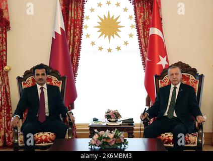 Istanbul. 14. Oktober 2022. Der türkische Präsident Recep Tayyip Erdogan (R) trifft sich am 14. Oktober 2022 mit einem Besuch des katarischen Emir Sheikh Tamim bin Hamad Al Thani in Istanbul, T¨¹rkiye. T¨¹rkiye und Katar unterzeichneten am Freitag auf der achten Sitzung ihres Obersten Strategischen Komitees in Istanbul 11 neue Abkommen, berichtete die staatliche Anadolu-Agentur. Quelle: Xinhua/Alamy Live News Stockfoto