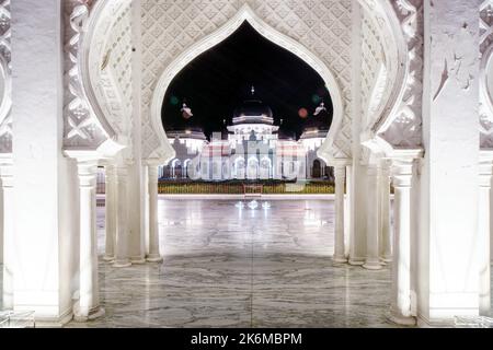 Aceh, Indonesien. 14. Oktober 2022. Große Moschee von Baiturrahman, Banda Aceh, umrahmt vom Moschee-Tor, um Mitternacht Stockfoto