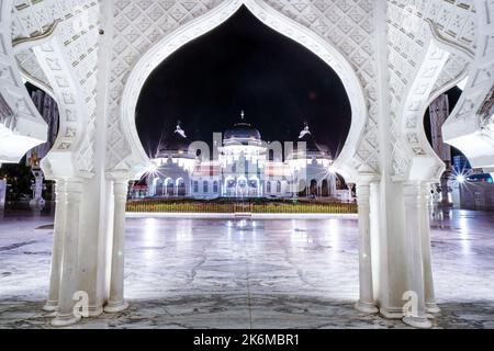 Aceh, Indonesien. 14. Oktober 2022. Große Moschee von Baiturrahman, Banda Aceh, umrahmt vom Moschee-Tor, um Mitternacht Stockfoto
