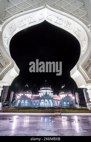 Aceh, Indonesien. 14. Oktober 2022. Große Moschee von Baiturrahman, Banda Aceh, umrahmt vom Moschee-Tor, um Mitternacht Stockfoto