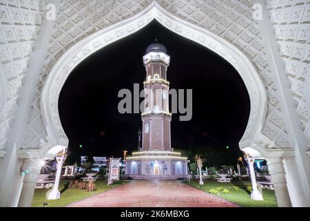 Aceh, Indonesien. 14. Oktober 2022. Minarett der Großen Moschee von Baiturrahman, Banda Aceh, eingerahmt vom Moschentor, um Mitternacht Stockfoto