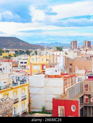 Stadtbild von Cartagena, bunte Häuser und Berge im Hintergrund, Spanien Stockfoto