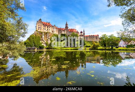 Sigmaringen Stadt in Schwarzwald, Deutschland, Europa. Malerische Aussicht auf die deutsche Burg von der Donau, Landschaft mit Wasser und Gebäude im Sommer. Thema o Stockfoto