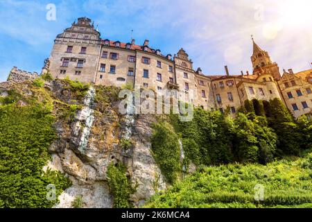 Schloss Sigmaringen auf einem Felsen, Schwarzwald, Deutschland. Es ist Wahrzeichen von Baden-Württemberg. Panorama von Hohenzollernhaus wie Palast im Sommer. Szeni Stockfoto