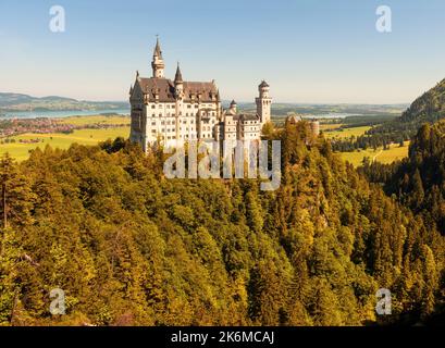 Schloss Neuschwanstein in der Nähe von München, Deutschland, Europa. Landschaft mit altem deutschen Schloss auf Berggipfel im Herbst. Es ist das berühmte Wahrzeichen von Bavari Stockfoto
