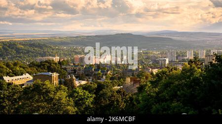 Panorama von Pyatigorsk im Sommer, Russland. Landschaft der Region Stawropol, Panoramablick auf die Stadt Pyatigorsk, Himmel und Wald vom Berg Maschuk. Thema des Natu Stockfoto