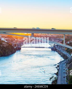 Ponte Infante Dom Henrique und Luis Brücke Blick über den Douro Fluss bei Sonnenuntergang, Straßenverkehr, traditionelle Architektur. Porto, Portugal Stockfoto