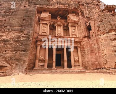 Low-Angle-Aufnahme der historischen Schatzkammer in Petra, Jordanien Stockfoto