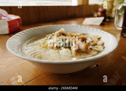 Soto Ayam: Traditionelle indonesische Küche aus Gemüse und Huhn. soto ist ein traditionelles Gericht aus Indonesien Stockfoto