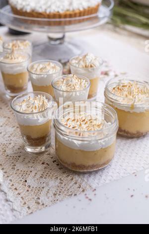 Einfache Dekoration von Vorspeisen für eine Party, serviert in Kristallgläsern, süßes Dessert von Kaffee mit Creme, Gourmet-Essen im Studio Stockfoto