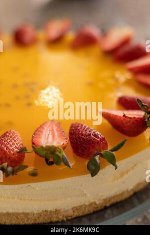 Frischer und köstlicher Käsekuchen, Essen mit tropischen Früchten im Studio, Tapete, süßes Dessert mit Gourmet-Dekoration, Texturdetails Stockfoto