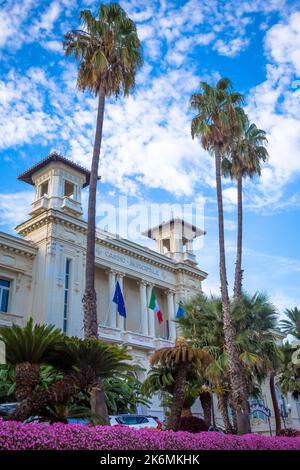 SANREMO, ITALIEN - CA. AUGUST 2020: Blick auf das Casino von Sanremo, eines der wichtigsten Wahrzeichen der Stadt und der Region Ligurien Stockfoto