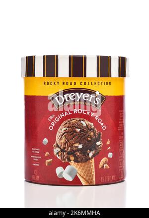 IRVINE, KALIFORNIEN - 14 Okt 2022: Ein Karton mit Dreyers Rocky Road Ice Cream Stockfoto