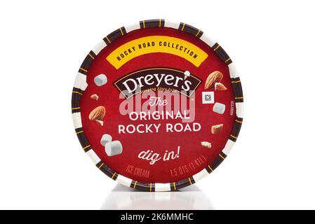 IRVINE, KALIFORNIEN - 14 Okt 2022: Der Deckel eines Kartons mit Dreyers Rocky Road Ice Cream Stockfoto