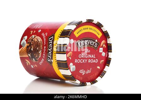 IRVINE, KALIFORNIEN - 14 Okt 2022: Ein Karton mit Dreyers Rocky Road Ice Cream auf seiner Seite. Stockfoto