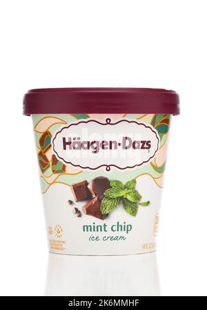 IRVINE, KALIFORNIEN - 14 Okt 2022: Ein Karton Haagen-Dazs Mint Chip Eiscreme. Stockfoto