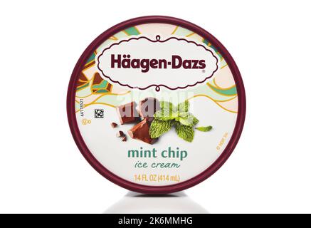 IRVINE, KALIFORNIEN - 14 Okt 2022: Der Deckel eines Kartons Haagen-Dazs Mint Chip Eiscreme. Stockfoto