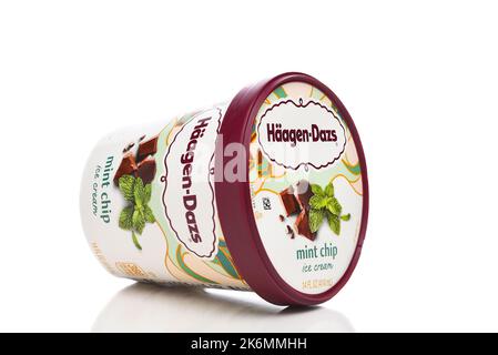 IRVINE, KALIFORNIEN - 14 Okt 2022: Ein Karton Haagen-Dazs Mint Chip Eiscreme auf der Seite. Stockfoto