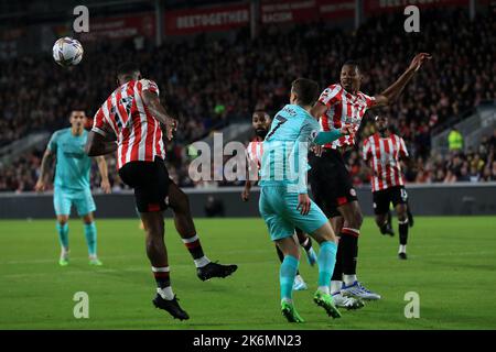 Ethan Pinnock #5 von Brentford macht sich vom Solly March klar #7 von Brighton & Hove Albion während des Premier League-Spiels Brentford gegen Brighton und Hove Albion im Brentford Community Stadium, London, Großbritannien, 14.. Oktober 2022 (Foto by Carlton Myrie/News Images) Stockfoto