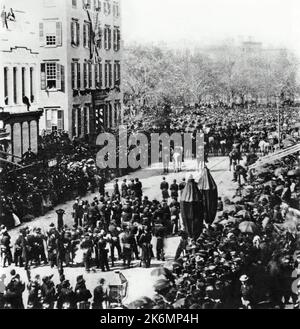 Ein außergewöhnliches Foto des 6-jährigen Theodore Roosevelt und des 5-jährigen Elliott, der den Trauerzug von Abraham Lincoln aus dem Fenster im zweiten Stock des Herrenhauses ihres Großvaters (oben links, gegenüber der Kamera) beobachtete, Manhattan, 25. April 1865 Stockfoto