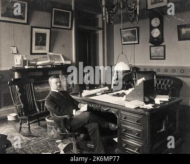 Präsident Theodore Roosevelt im Büro des Weißen Hauses im Jahr 1905 Stockfoto