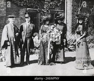 Am 26. Mai 1910 hielt der ehemalige Präsident Theodore Roosevelt, nachdem er von der University of Cambridge zum Doktor der Rechtswissenschaften ernannt worden war, eine Rede vor der Cambridge Union. Von links nach rechts sind Arthur James Mason, englischer Geistlicher und Vizekanzler der Universität Cambridge, der ehemalige Präsident Theodore Roosevelt, Frau Edith Kermit Carow Roosevelt, Theodore Roosevelts zweite Frau, Frau Alice Lee Roosevelt Longsworth, Theodore Roosevelts Tochter, und Frau Mary Margaret Blore Mason, die Frau von Canon Mason, zu sehen. Stockfoto