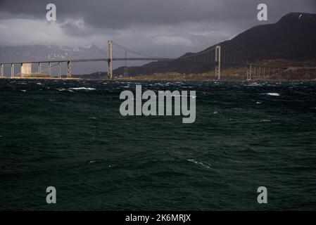 1007 Meter lange Hängebrücke die Tjeldsund-Brücke verbindet die Insel Hinnøya mit dem Festland in Troms Og Finnmark in Norwegen. Stockfoto