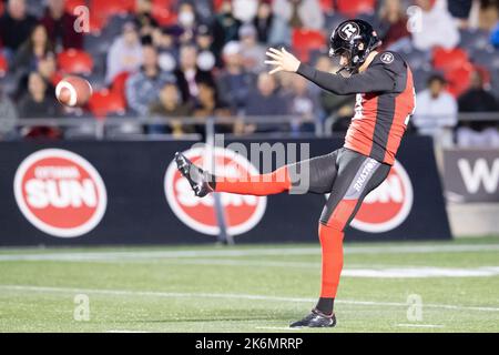 Ottawa, Kanada. 24. September 2022. Ottawa Redblacks-Kicker Richie Leone (13) puntet während des CFL-Spiels zwischen Toronto Argonauts und Ottawa Redblacks im TD Place Stadium in Ottawa, Kanada. Daniel Lea/CSM/Alamy Live News Stockfoto