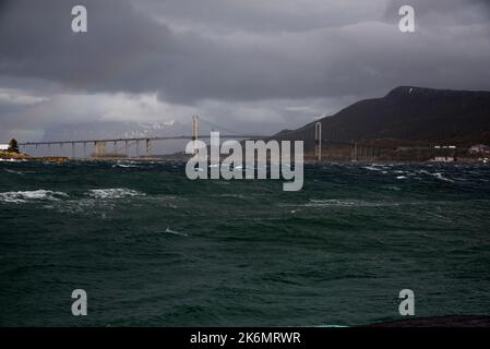 1007 Meter lange Hängebrücke die Tjeldsund-Brücke verbindet die Insel Hinnøya mit dem Festland in Troms Og Finnmark in Norwegen. Stockfoto