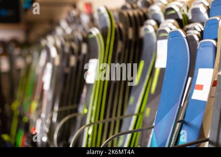 Skier zum Verkauf im Sportausrüstungsgeschäft Stockfoto