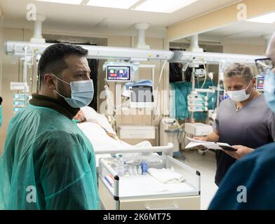 Kiew, Ukraine. 14. Oktober 2022. Der ukrainische Präsident Wolodymyr Zelenskyy besucht ein Militärkrankenhaus und überreicht den verwundeten Verteidigern der Ukraine und Militärmedizinern staatliche Auszeichnungen, während er am Freitag, dem 14. Oktober 2022, in Kiew, Ukraine, den Tag der Verteidiger der Ukraine antritt. Zelenski versprach den Sieg über Russland und die Freiheit für die Ukraine. Foto von Ukrainian President Press Office/UPI Credit: UPI/Alamy Live News Stockfoto