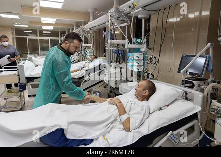 Kiew, Ukraine. 14. Oktober 2022. Der ukrainische Präsident Wolodymyr Zelenskyy besucht ein Militärkrankenhaus und überreicht den verwundeten Verteidigern der Ukraine und Militärmedizinern staatliche Auszeichnungen, während er am Freitag, dem 14. Oktober 2022, in Kiew, Ukraine, den Tag der Verteidiger der Ukraine antritt. Zelenski versprach den Sieg über Russland und die Freiheit für die Ukraine. Foto von Ukrainian President Press Office/UPI Credit: UPI/Alamy Live News Stockfoto