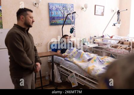 Kiew, Ukraine. 14. Oktober 2022. Der ukrainische Präsident Wolodymyr Zelenskyy besucht ein Militärkrankenhaus und überreicht den verwundeten Verteidigern der Ukraine und Militärmedizinern staatliche Auszeichnungen, während er am Freitag, dem 14. Oktober 2022, in Kiew, Ukraine, den Tag der Verteidiger der Ukraine antritt. Zelenski versprach den Sieg über Russland und die Freiheit für die Ukraine. Foto von Ukrainian President Press Office/UPI Credit: UPI/Alamy Live News Stockfoto