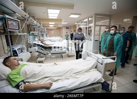 Kiew, Ukraine. 14. Oktober 2022. Der ukrainische Präsident Wolodymyr Zelenskyy besucht ein Militärkrankenhaus und überreicht den verwundeten Verteidigern der Ukraine und Militärmedizinern staatliche Auszeichnungen, während er am Freitag, dem 14. Oktober 2022, in Kiew, Ukraine, den Tag der Verteidiger der Ukraine antritt. Zelenski versprach den Sieg über Russland und die Freiheit für die Ukraine. Foto von Ukrainian President Press Office/UPI Credit: UPI/Alamy Live News Stockfoto