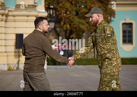 Kiew, Ukraine. 14. Oktober 2022. Der ukrainische Präsident Wolodymyr Zelensky nimmt an der Zeremonie zum ukrainischen Verteidigertag in Kiew, Ukraine, am 14. Oktober 2022 Teil. Zelenski versprach einen Sieg über Russland und Freiheit für die Ukraine. Foto von Ukrainian President Press Office/UPI Credit: UPI/Alamy Live News Stockfoto